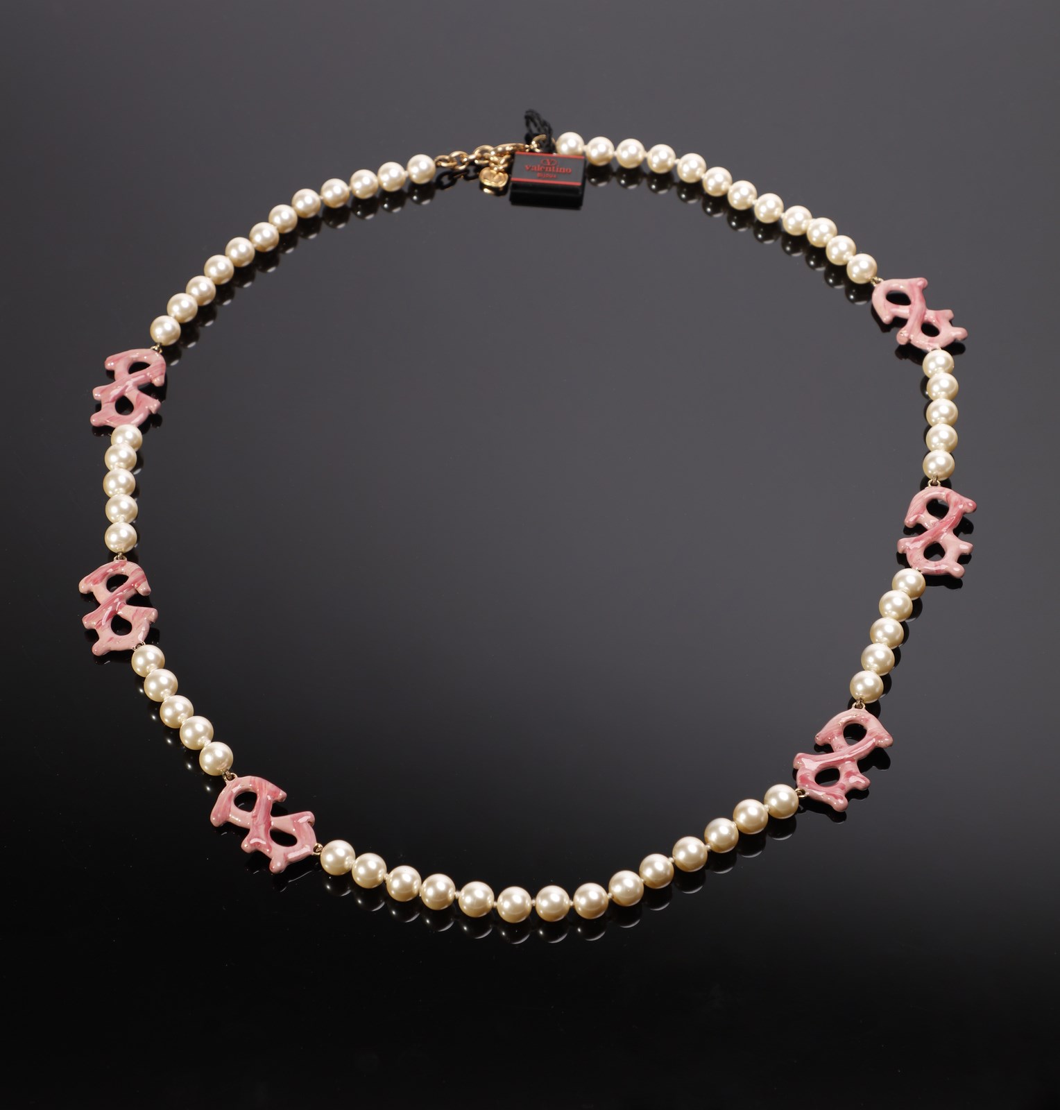 Long strand of artificial pearls with enamels. (Valentino Garavani)