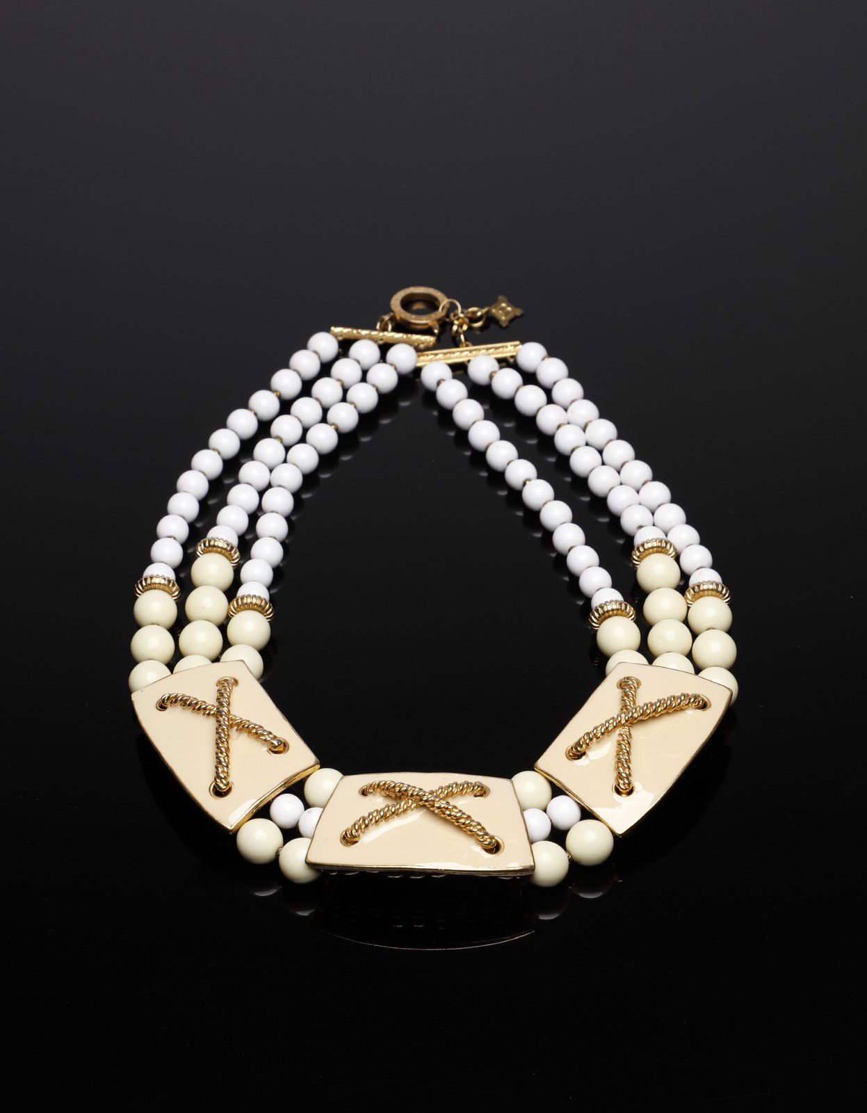 Collier triplice filo di perle artificiali, smalti, dettagli dorati.   (Laura Biagiotti)