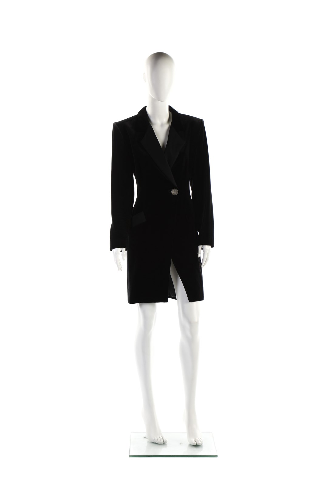 Overcoat dress in black silk velvet. (Yves Saint Laurent)