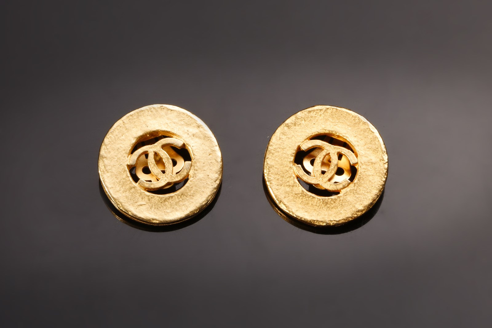 Bouclé gilded earrings. (Chanel )