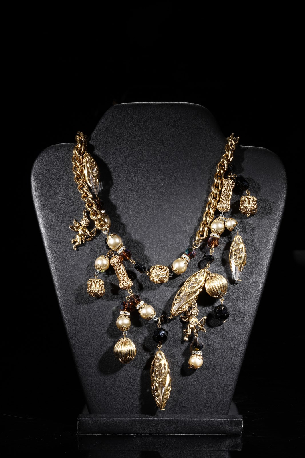 Necklace with cupids. (Francoise Montague)