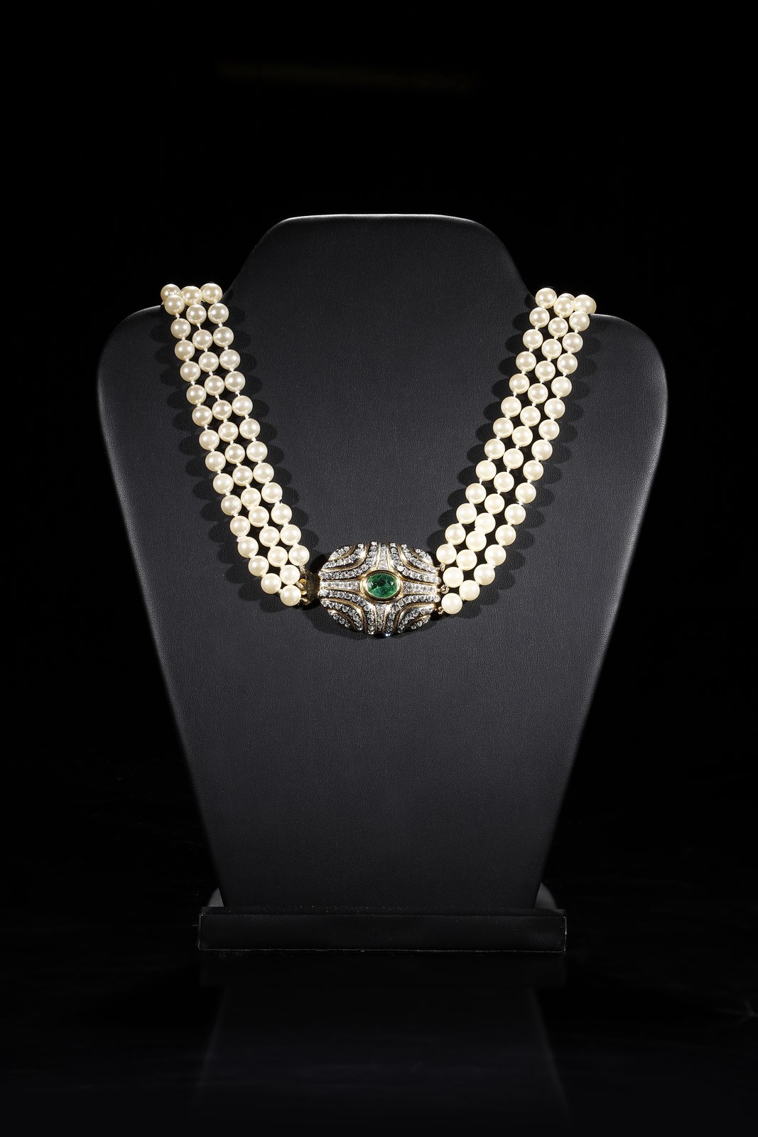 Triple artificial pearl necklace, artificial emerald. (Autore Non Identificato  )