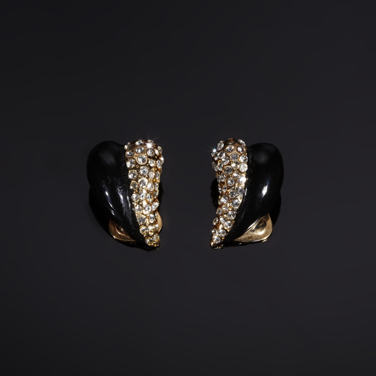 Golden and metal clip earrings, leaf motif. (Autore Non Identificato  )