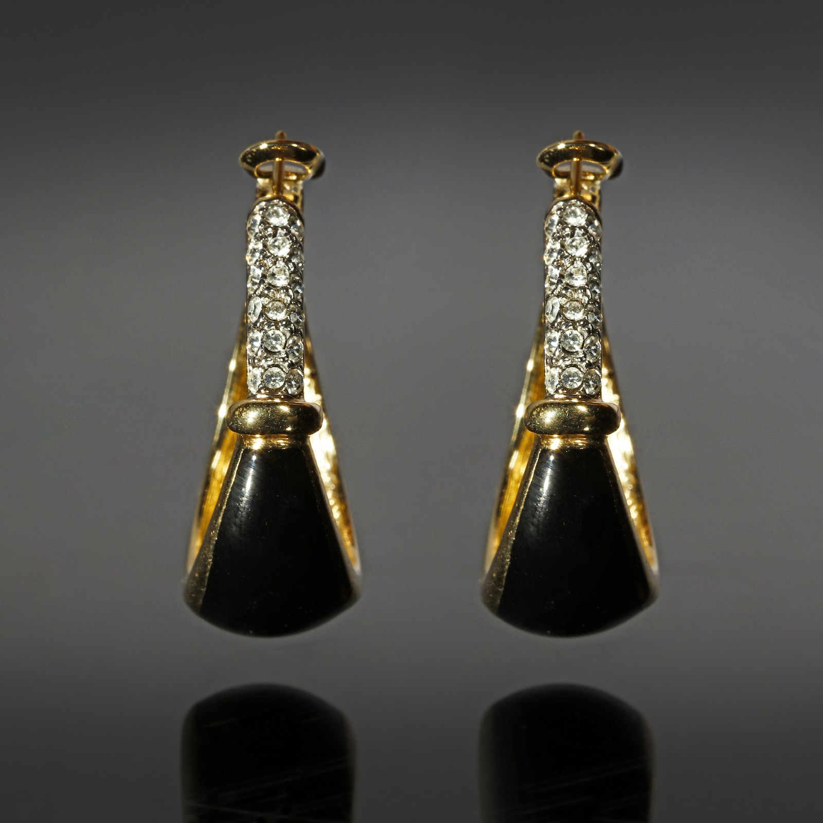 Circle pierced earrings with black enamel and rhinestones, golden metal. (Autore Non Identificato  )