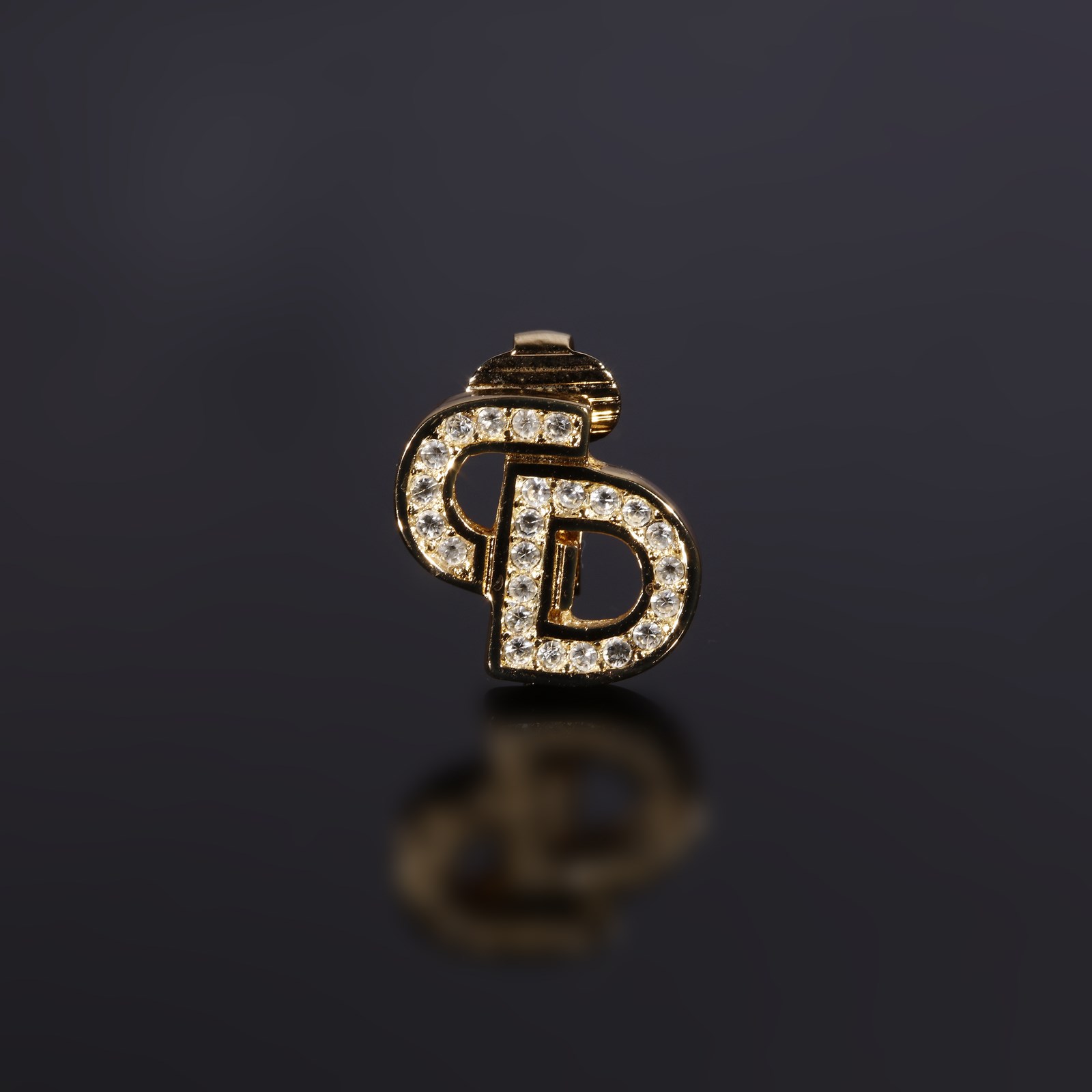 Clip earrings with CD initials. (Christian Dior)