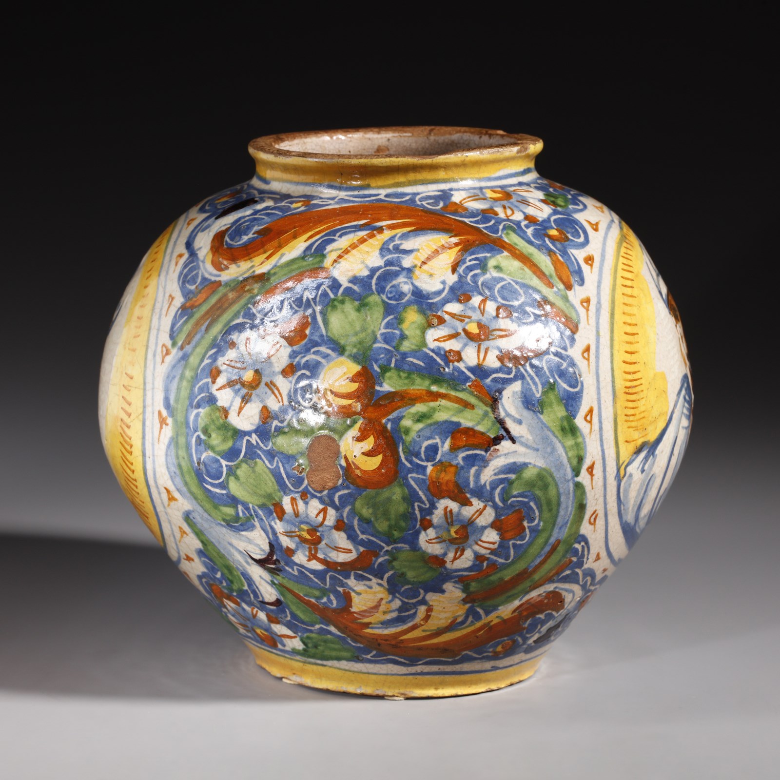 Attribuito a. Vaso a boccia in maiolica policroma con figure di armigeri  entro medaglioni in cornice bianca, corpo decorato da volute fitomorfe e  floreali