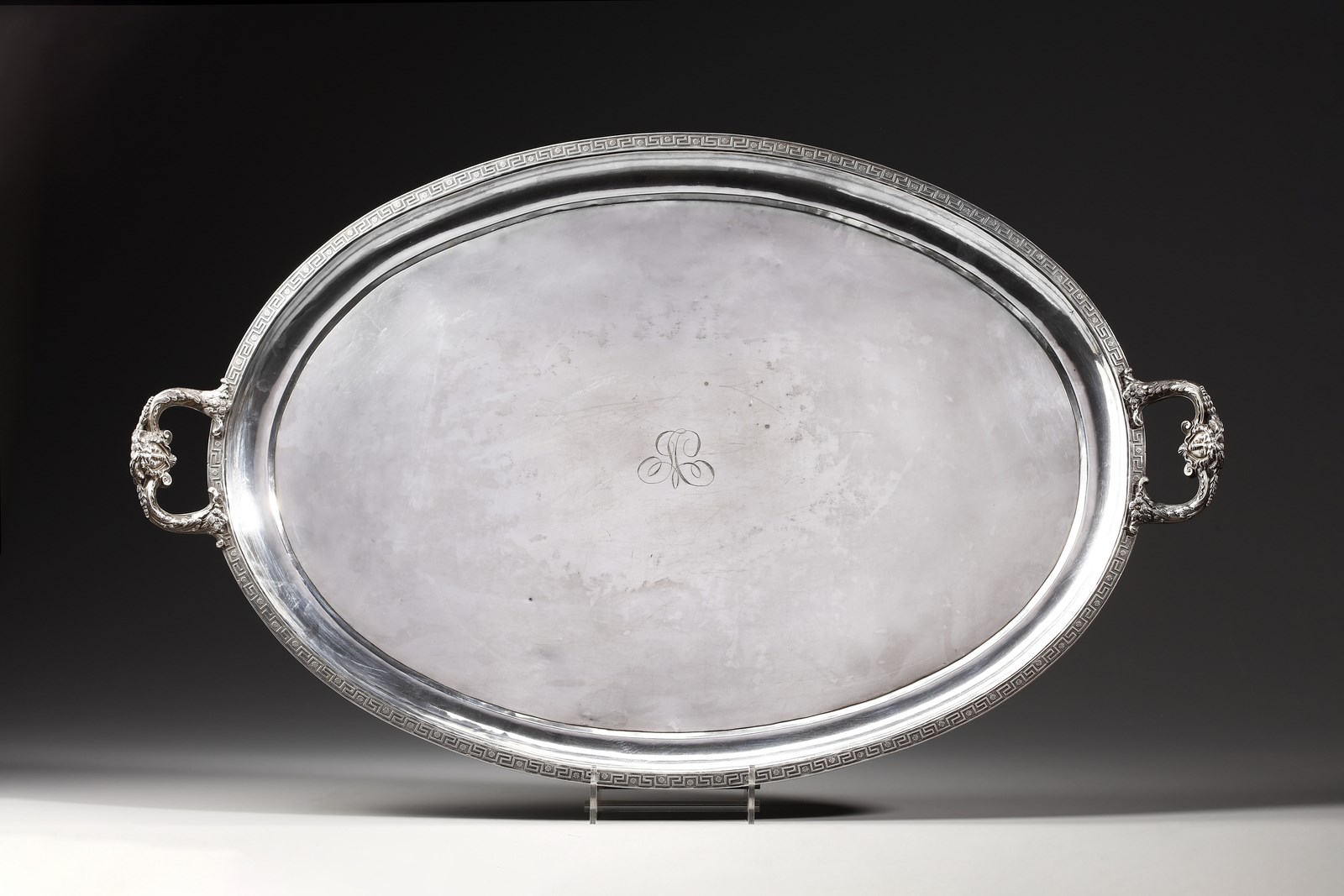 Vassoio in argento con bordo decorato con motivo a meandro e manici recanti testa di Medusa ( Argentiere Romano Del XIX Secolo)