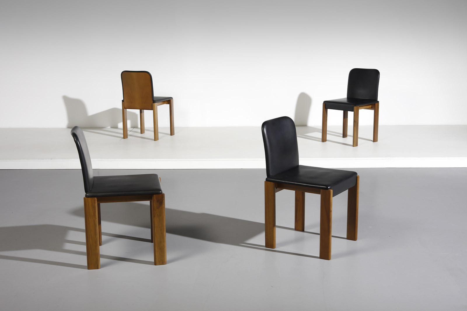 nello stile di. Quattro sedie per Molteni (Afra (1937 -2011) & Tobia (n. 1935) Scarpa)