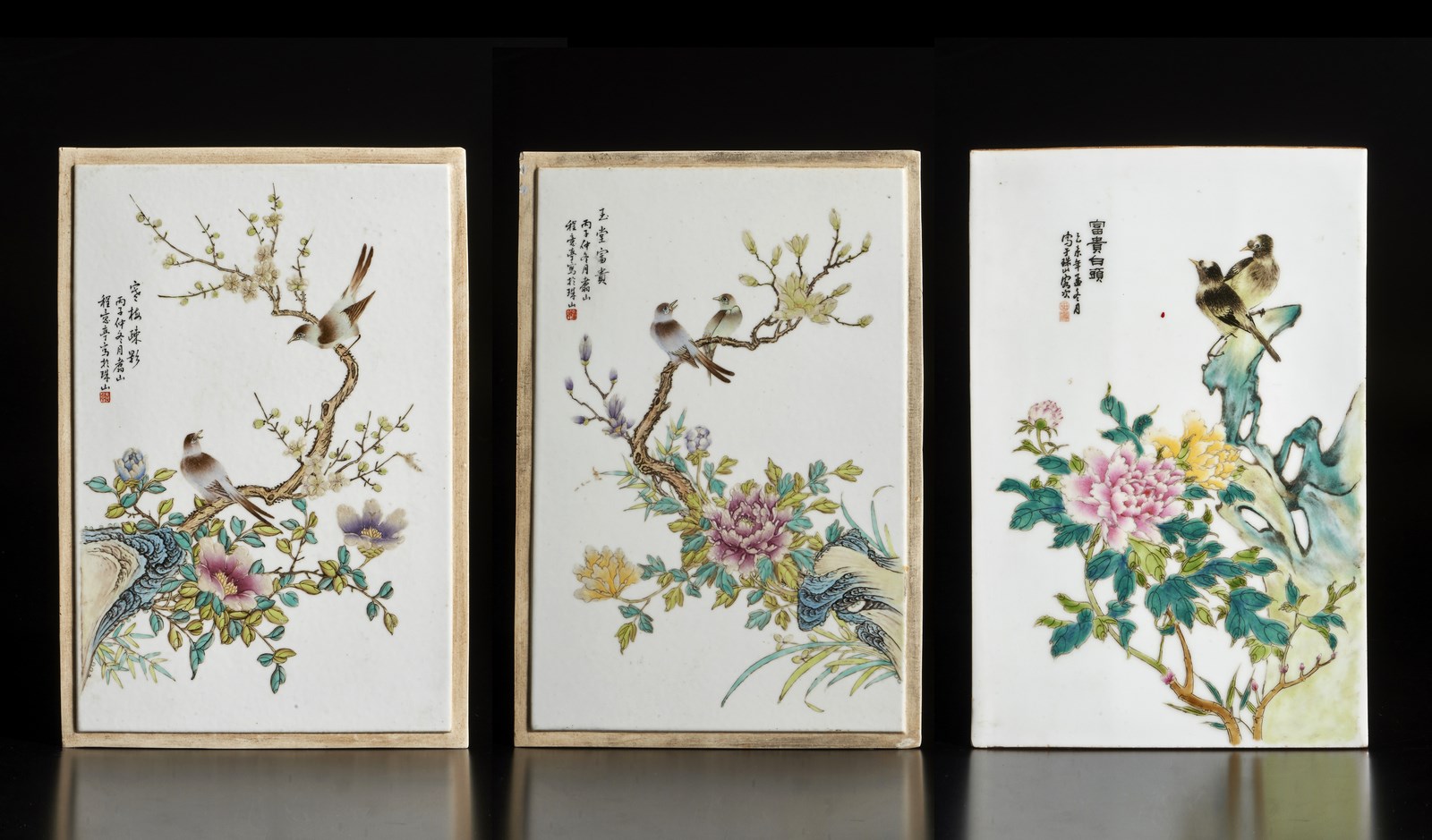 Gruppo di tre placche in porcellana famiglia rosa
Cina, inizio XX secolo  (Arte Cinese )