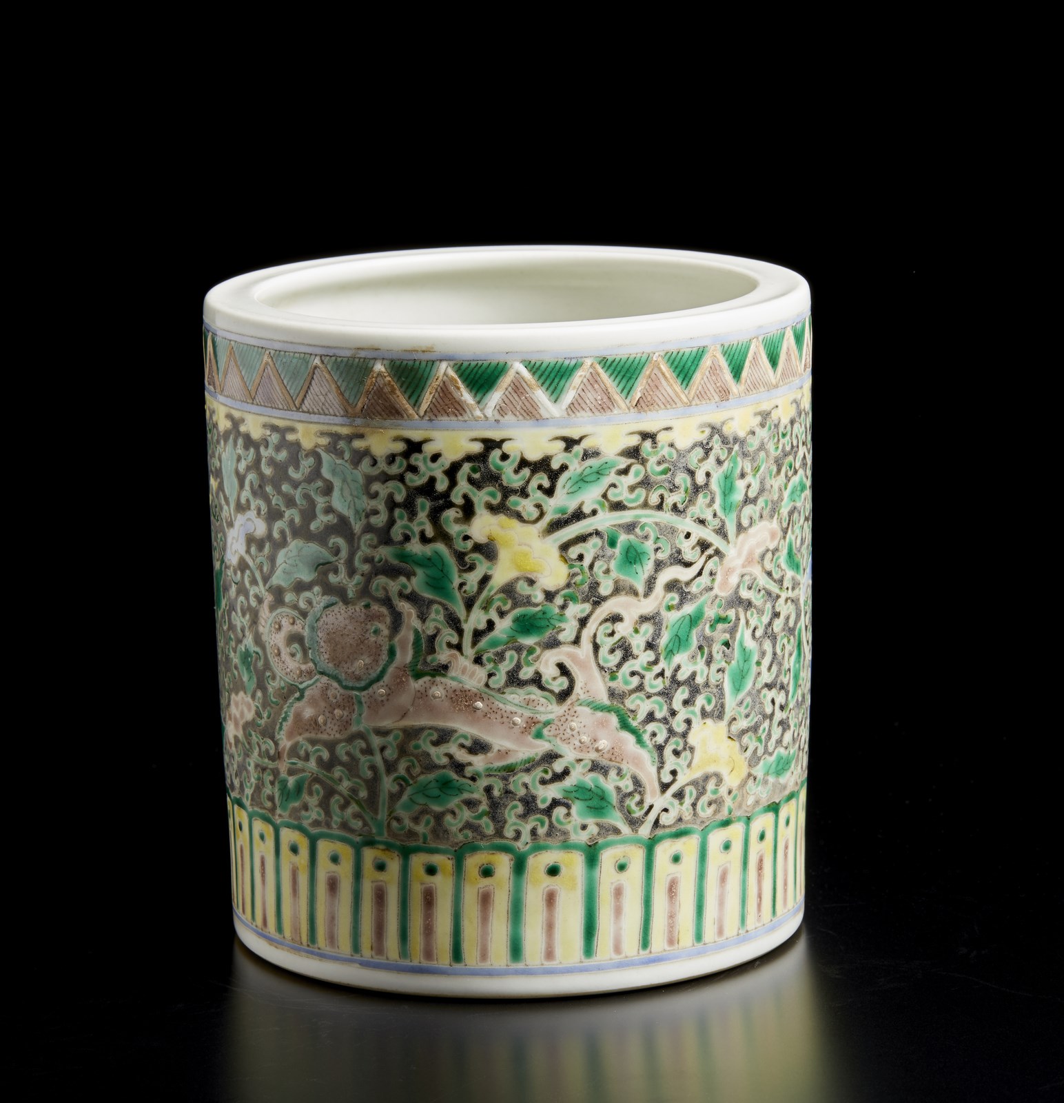 Bitong in porcellana Wucai 
Cina, Qing, XIX secolo  (Arte Cinese )