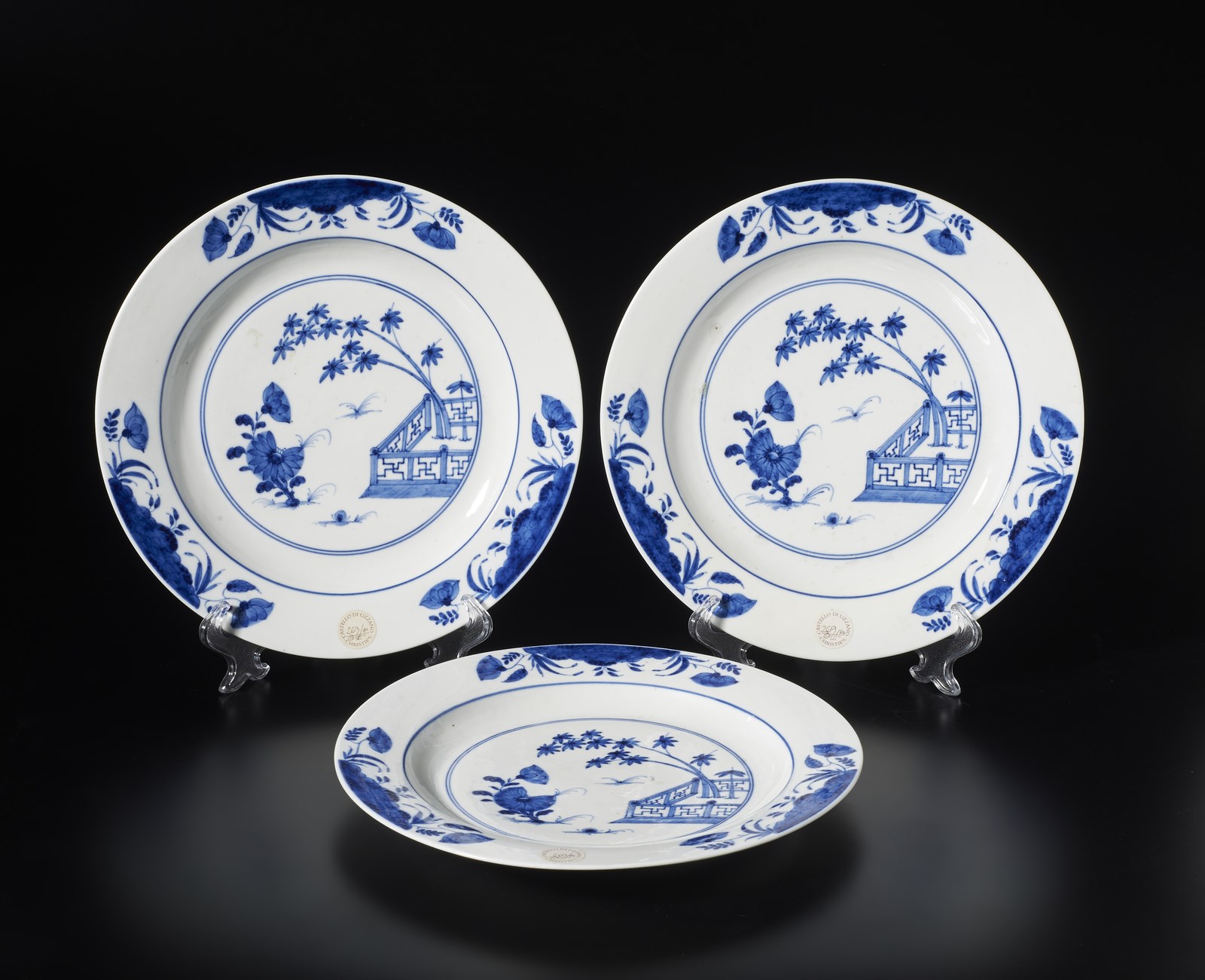 Tre piatti in porcellana bianco e blu 
Cina, Qing, periodo Kangxi, XVII-XVIII secolo (Arte Cinese )
