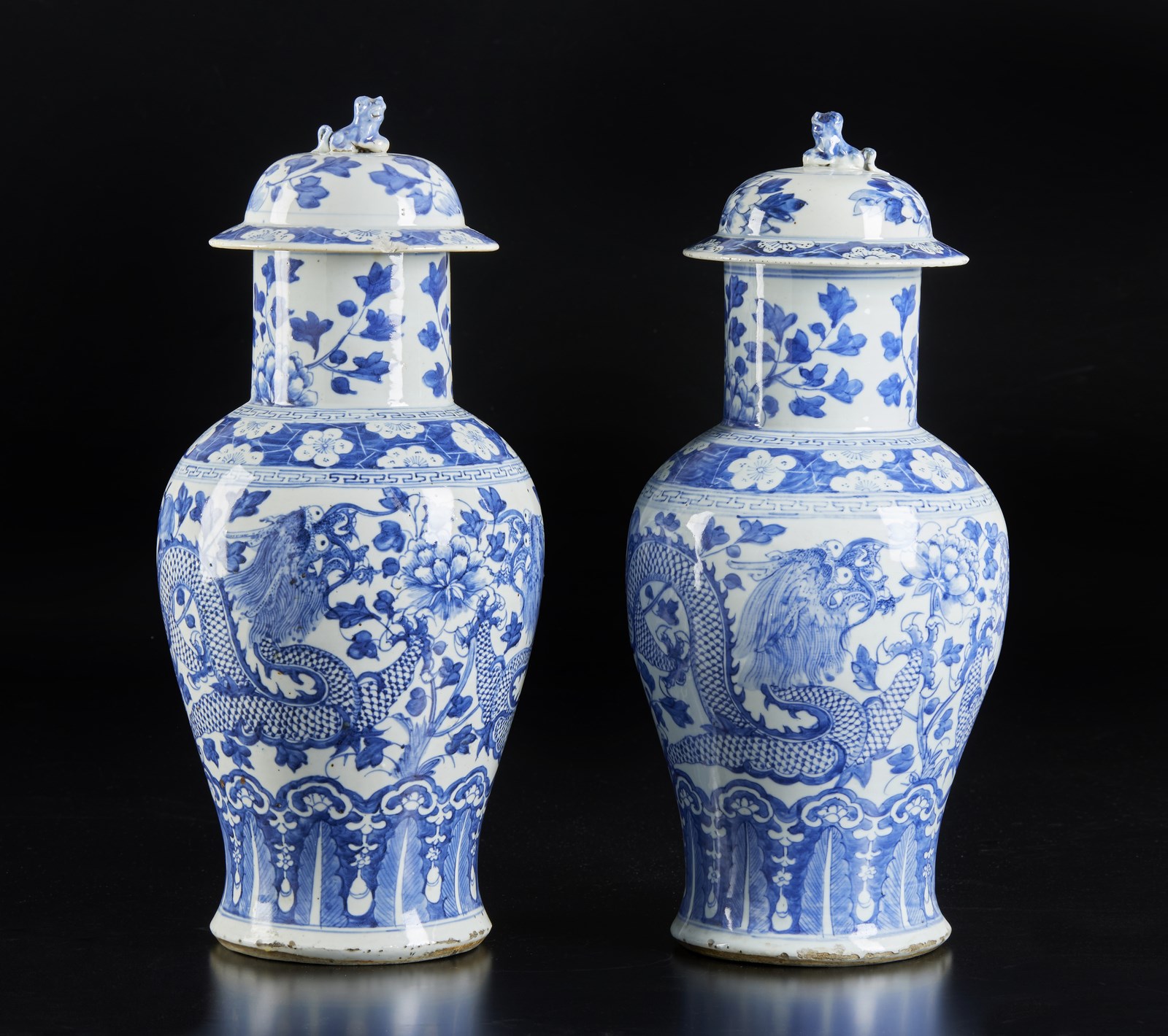 Due grandi vasi a balaustro con coperchio
Cina, Qing, XVIII secolo  (Arte Cinese )