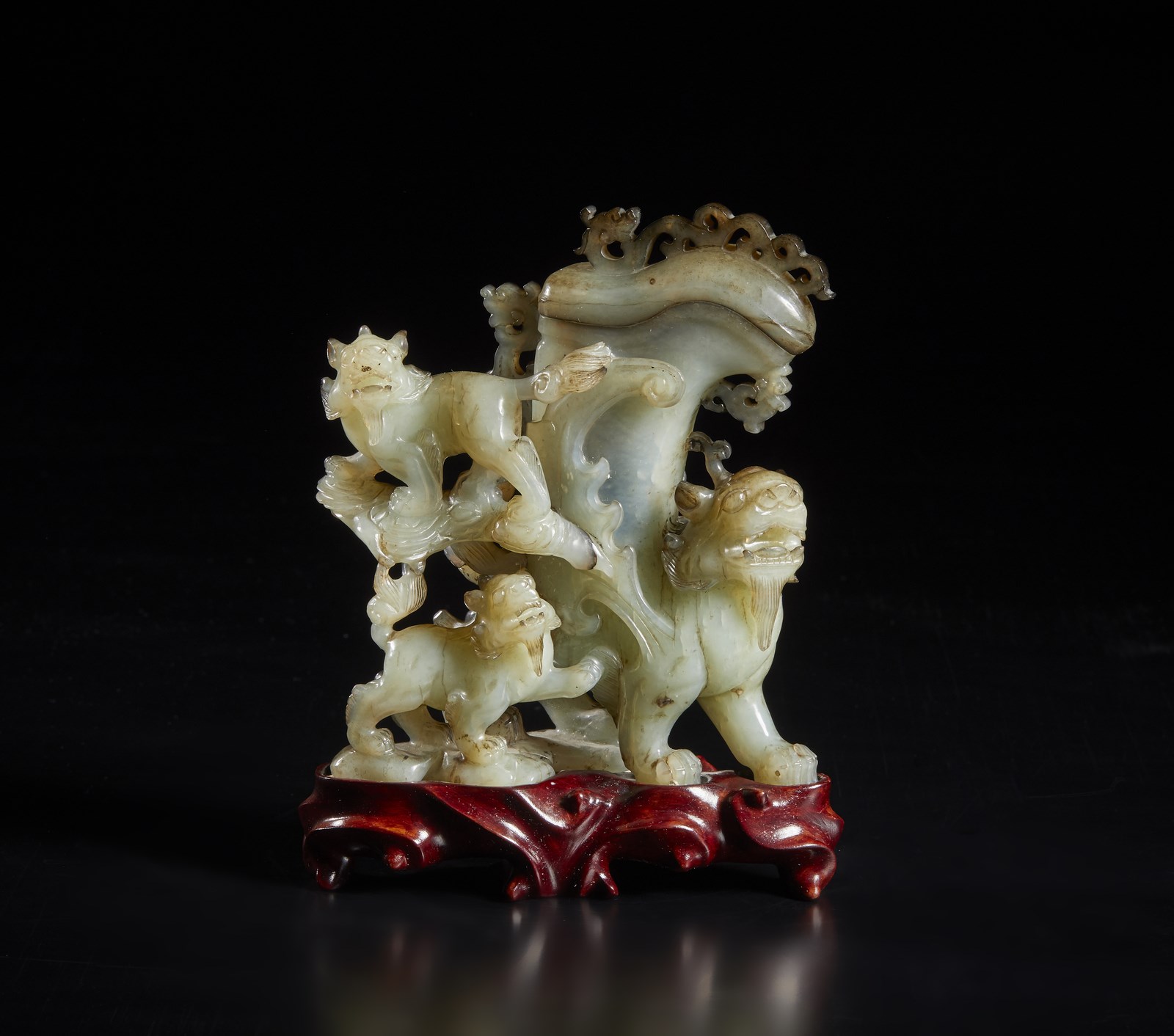 Coppa  in giada maculata. 
Cina, XX secolo secolo (Arte Cinese )