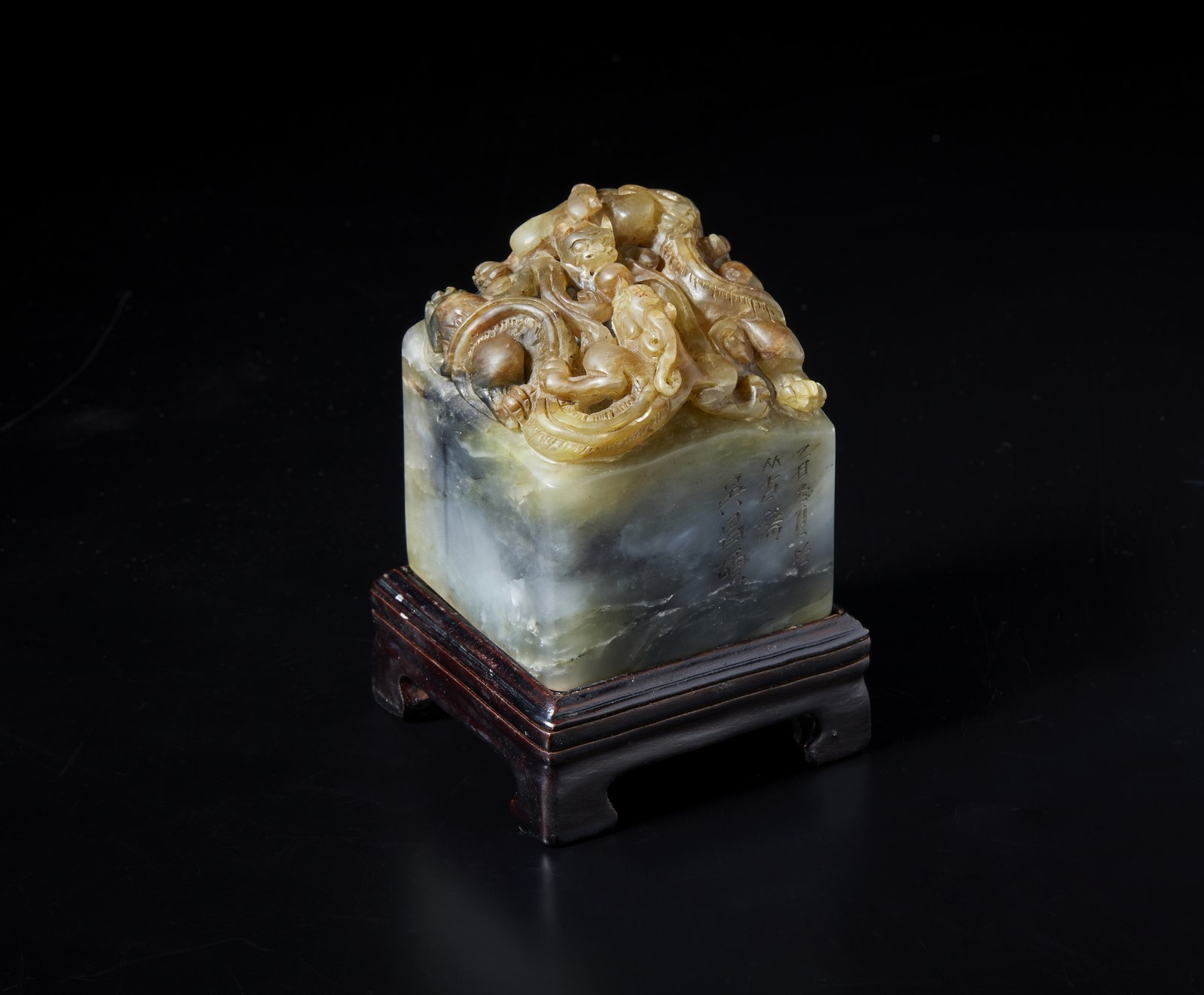 Sigillo in pietra saponaria con base in legno.
Cina, ,inizi XX secolo. (Arte Cinese )
