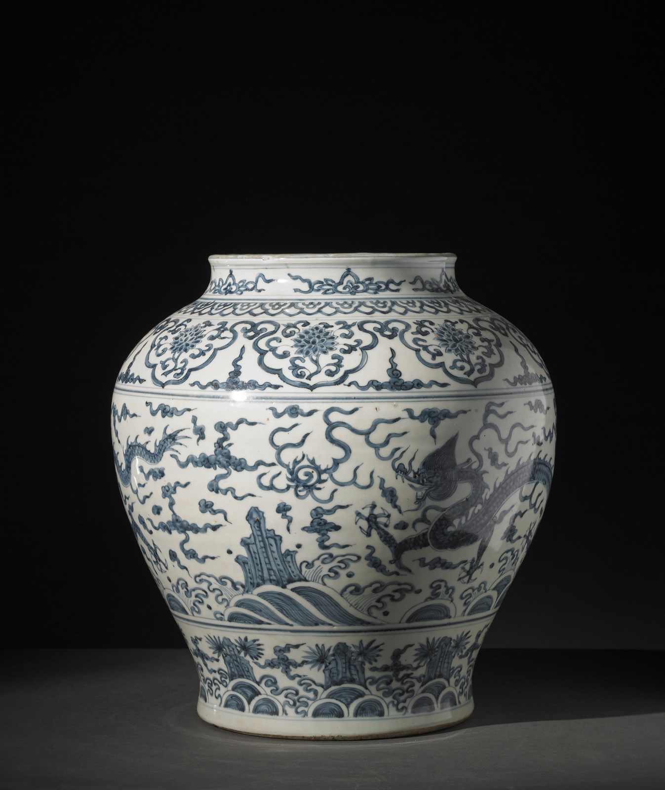 Grande giara bianco/blu
Cina, dinastia Ming, XVI secolo o posteriore (Arte Cinese )