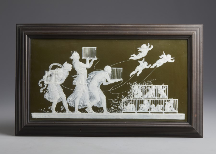 Placca rettangolare 'pâte-sur-pâte' a fondo olivastro e figure bianche raffigurante 'Gli Amorini liberati', entro cornice in legno ebanizzato ( Manifattura Di Minton, Inghilterra, 1879)