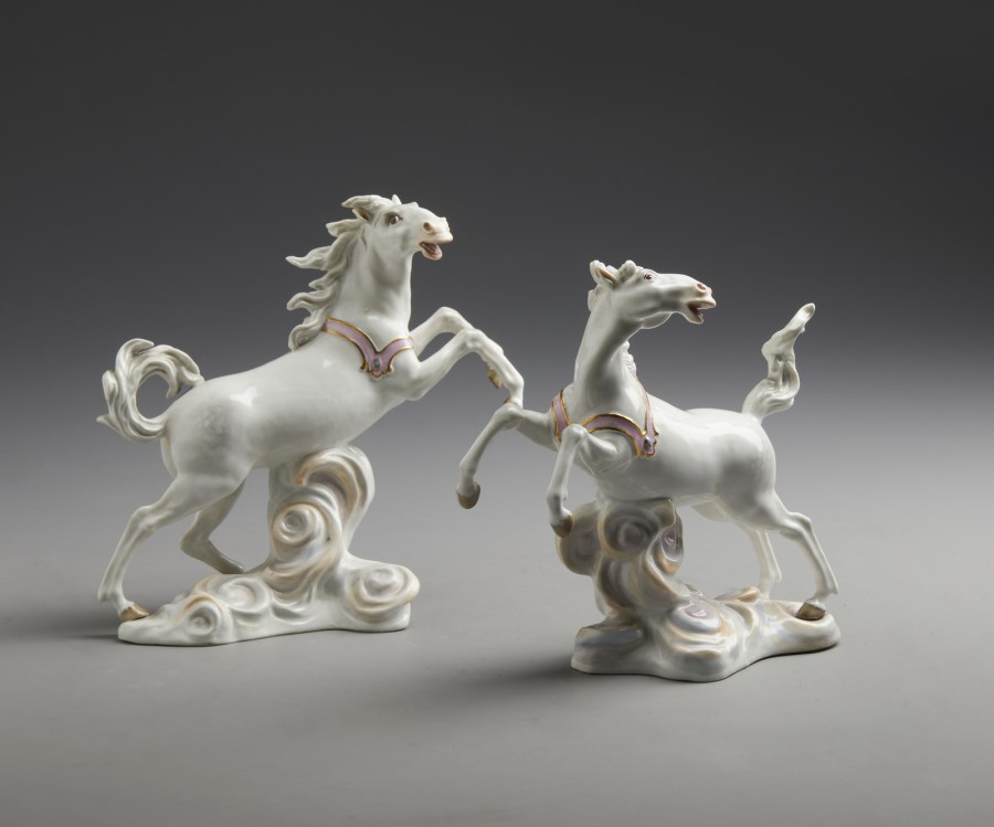 Coppia di cavalli rampanti in porcellana parzialmente dipinta e dorata ( Manifattura Di Meissen Del XVIII Secolo)