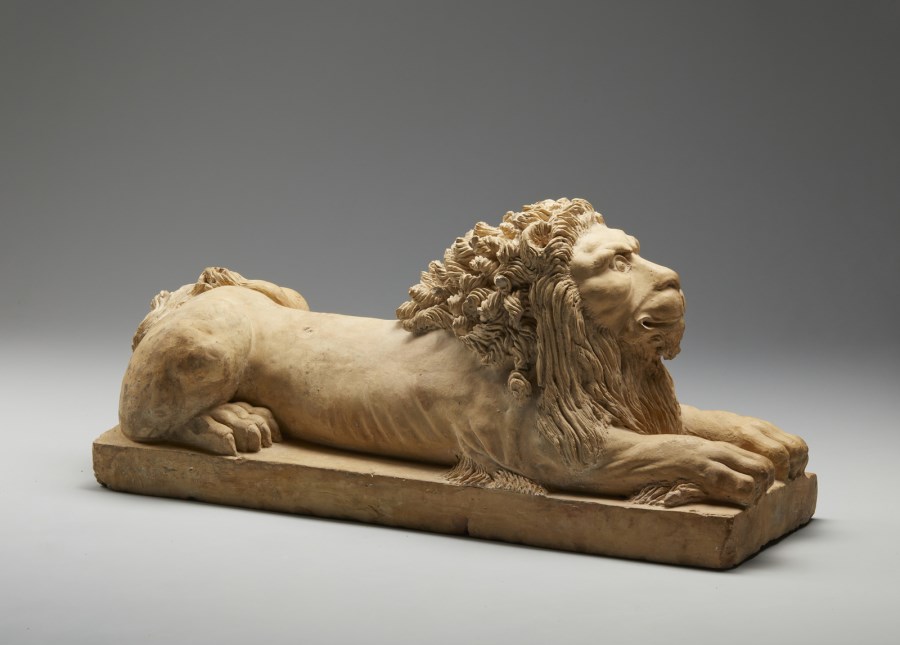 Scultura in terracotta raffigurante un leone accovacciato ( Scultore Italiano O Nordico Operante In Italia Nel XIX Secolo)