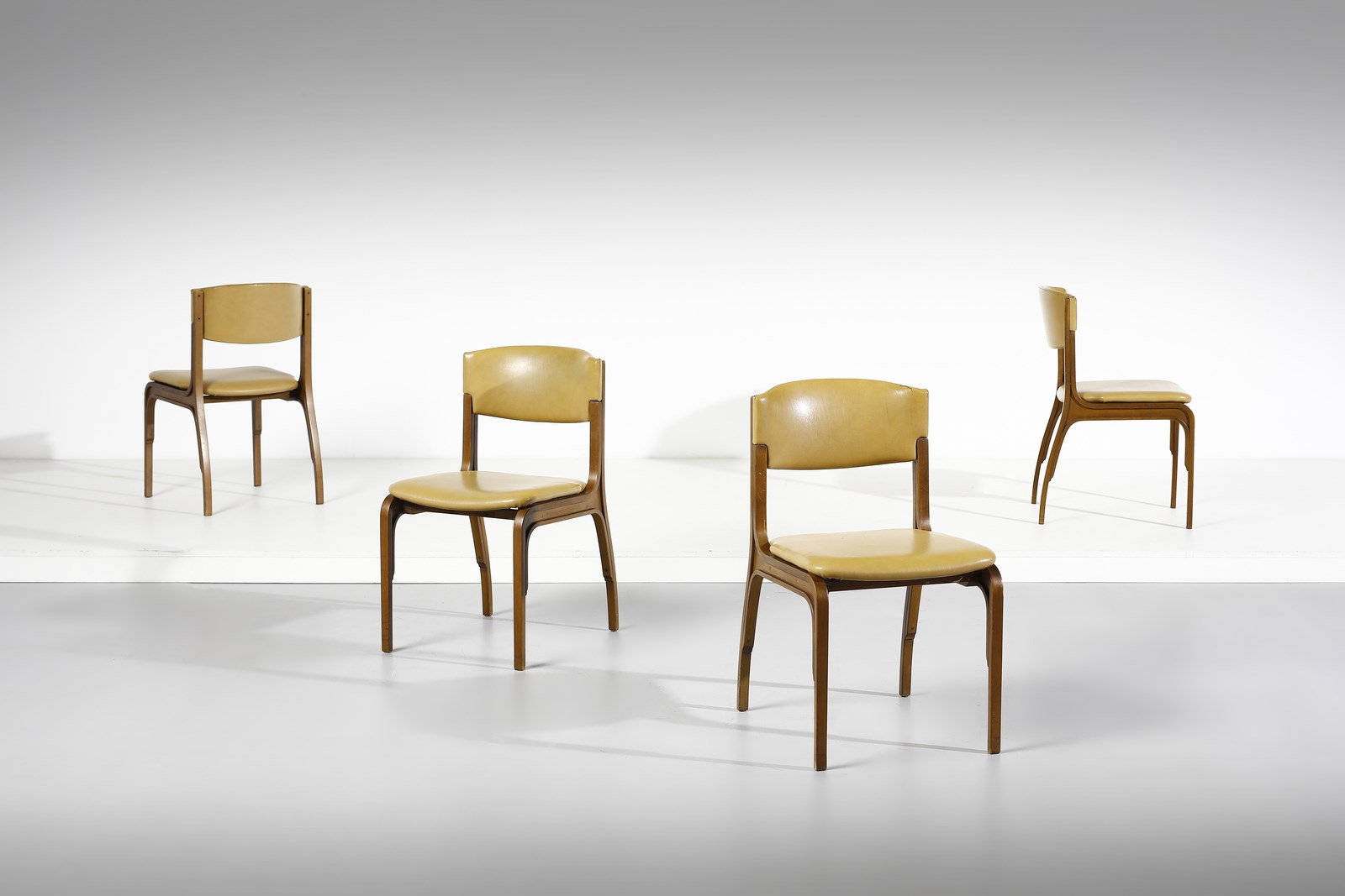 Quattro sedie per Cantieri Carugati (Gianfranco Frattini)