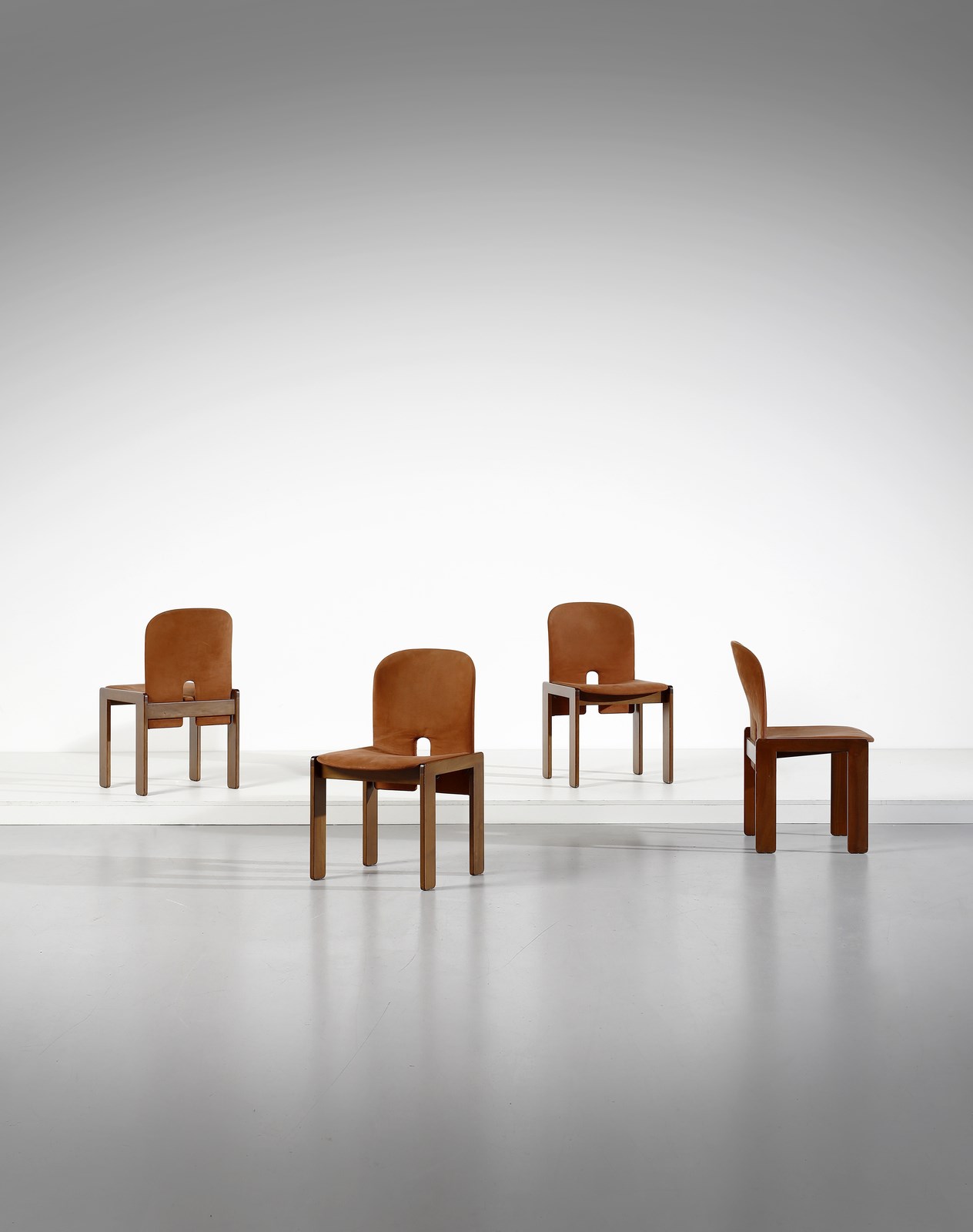Quattro sedie 121 per Cassina (Afra (1937-2011) & Tobia (n. 1935) Scarpa)