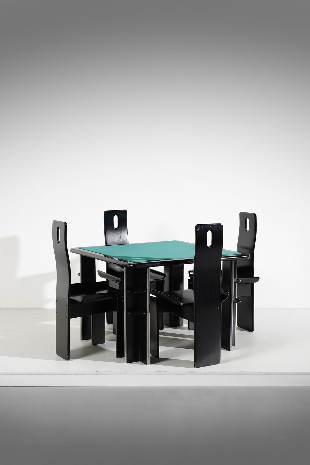 Tavolo da gioco con quattro sedie (Pierluigi Molinari)