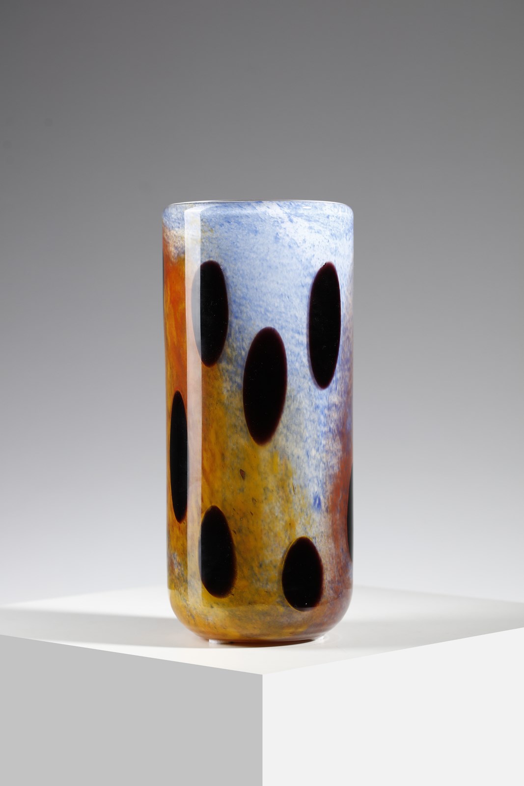 Vaso in vetro incamiciato superficie multicolore, decorato con grandi murrine
viola (Barovier & Toso )