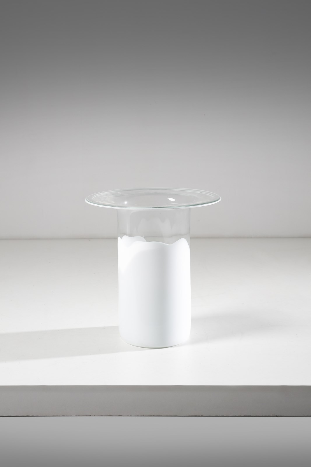 Grande vaso in vetro trasparente, filamento su bocca e parte inferiore
in vetro lattimo per Vistosi (Gino Vistosi)