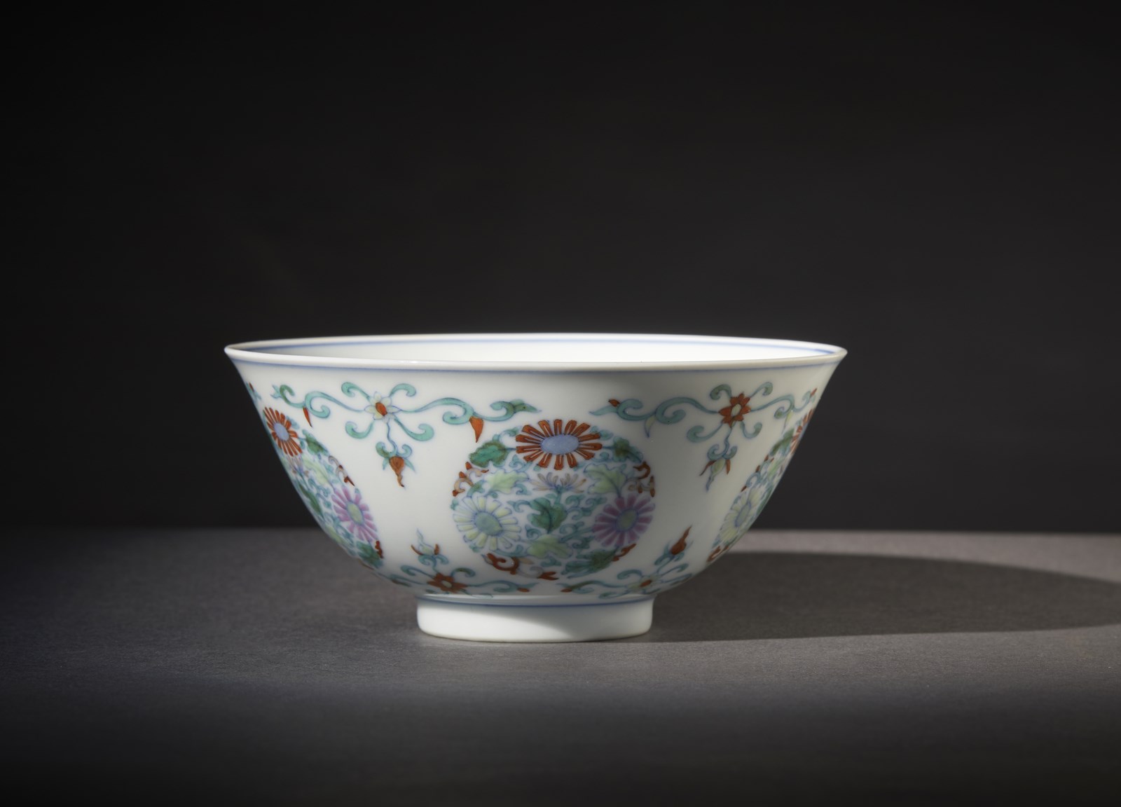 Tazza in porcellana doucai. 
Cina, dinastia Qing, XIX secolo  (Arte Cinese )