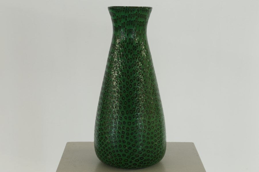 Grande vaso in vetro Murrine in rilievo su superficie in pasta di vetro verde. (Ermanno Toso)