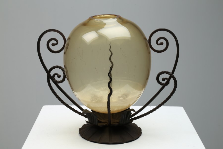 Vase in glass and wrought iron.  (Umberto Bellotto & Cappellin Murano )