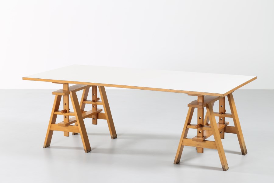 Per Zanotta. Tavolo Leonardo con cavalletti in legno di faggio evaporato e  piano in legno laminato.