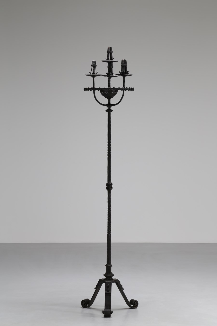 Large twisted floor lamp. (Alberto Calligaris)