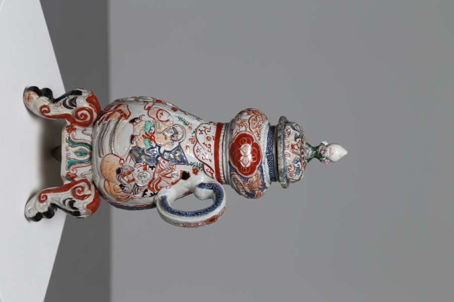 Vaso tripode Imari in ceramica 
Giappone, XVIII secolo ( Arte Giapponese)