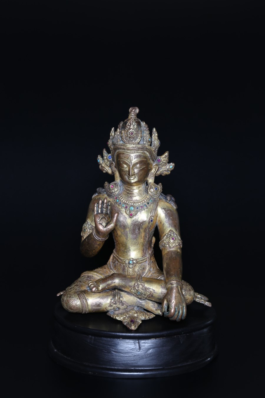 An important gilt bronze statue depicting White Tara 
Nepal, 15th century or later  (Arte Himalayana )