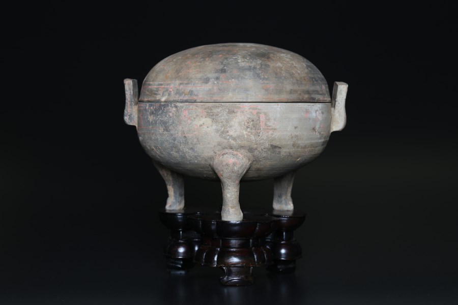 Contenitore tripode Han in terracotta con tracce di policromia 
Cina, dinastia Han, III sec AC - III sec. AD (Arte Cinese )