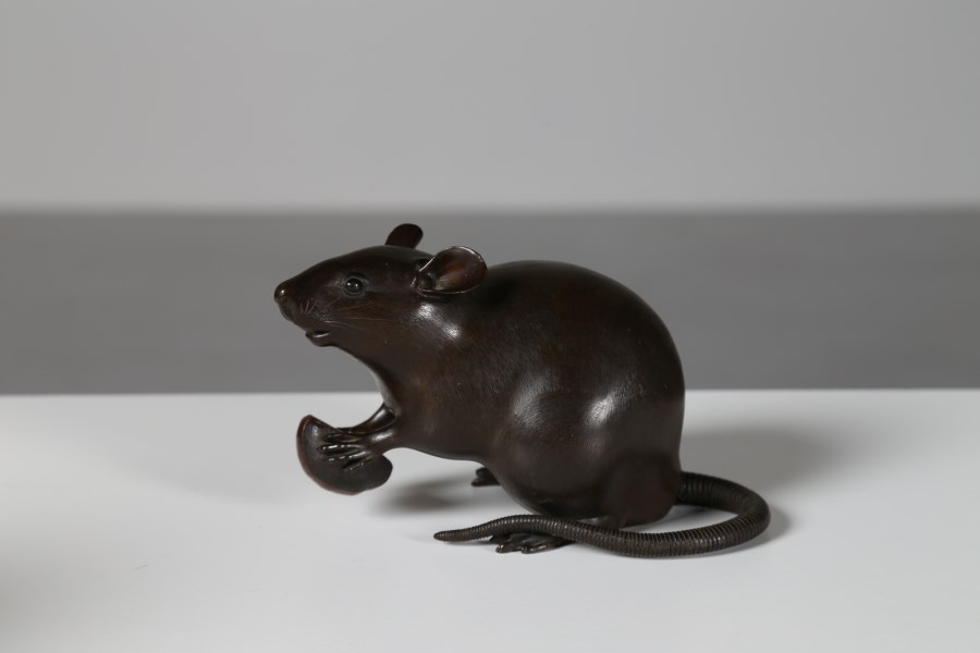 A bronze mouse with artisan "Kouji"sign at the base 
Japan, 19th century  ( Arte Giapponese)