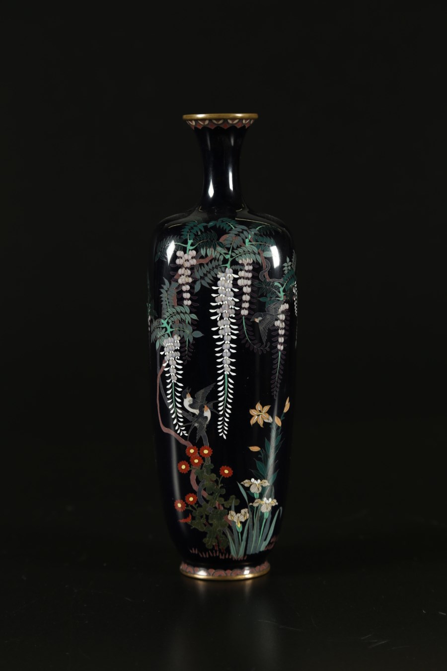 Vaso cloisonné in rame smaltato 
Giappone, periodo Meiji 1868 - 1912, tardo XIX secolo
 ( Arte Giapponese)