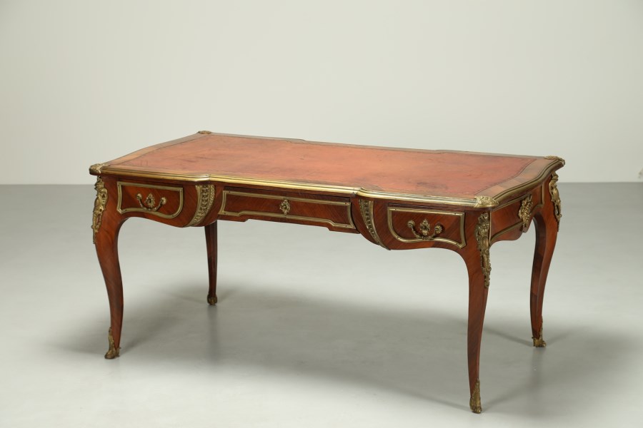 Elegante scrivania in stile luigi XV, finemente lastronata