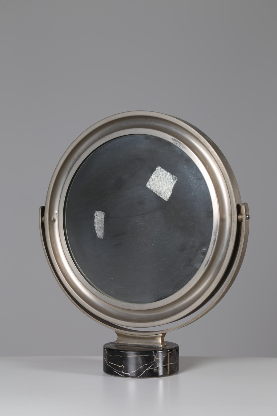 Specchio da tavolo Narciso in alluminio e marmo. Prod. Artemide, Italia, 1970 (Sergio Mazza)