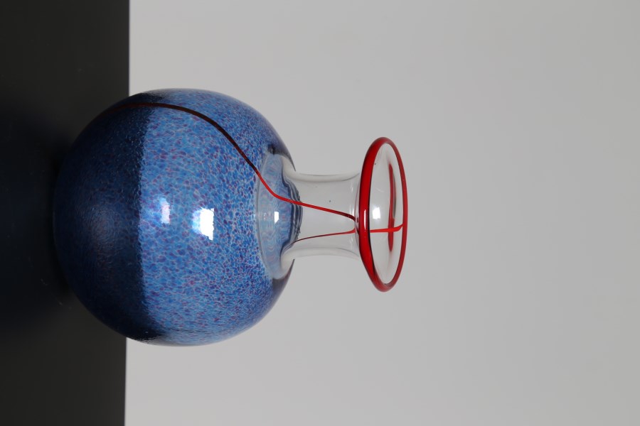 Vaso in vetro ghiacciato blu rosso, anni 70 (Kosta  Boda)
