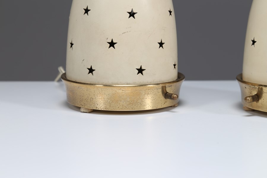 Coppia di lampade da comodino in ottone e vetro smerigliato, cupola in  alluminio verniciato forato a stelle, per Arredoluce Monza, anni 50.  Pubblicazioni; R. Aloi L'arredamento moderno, Forlich 1952, figura 226.