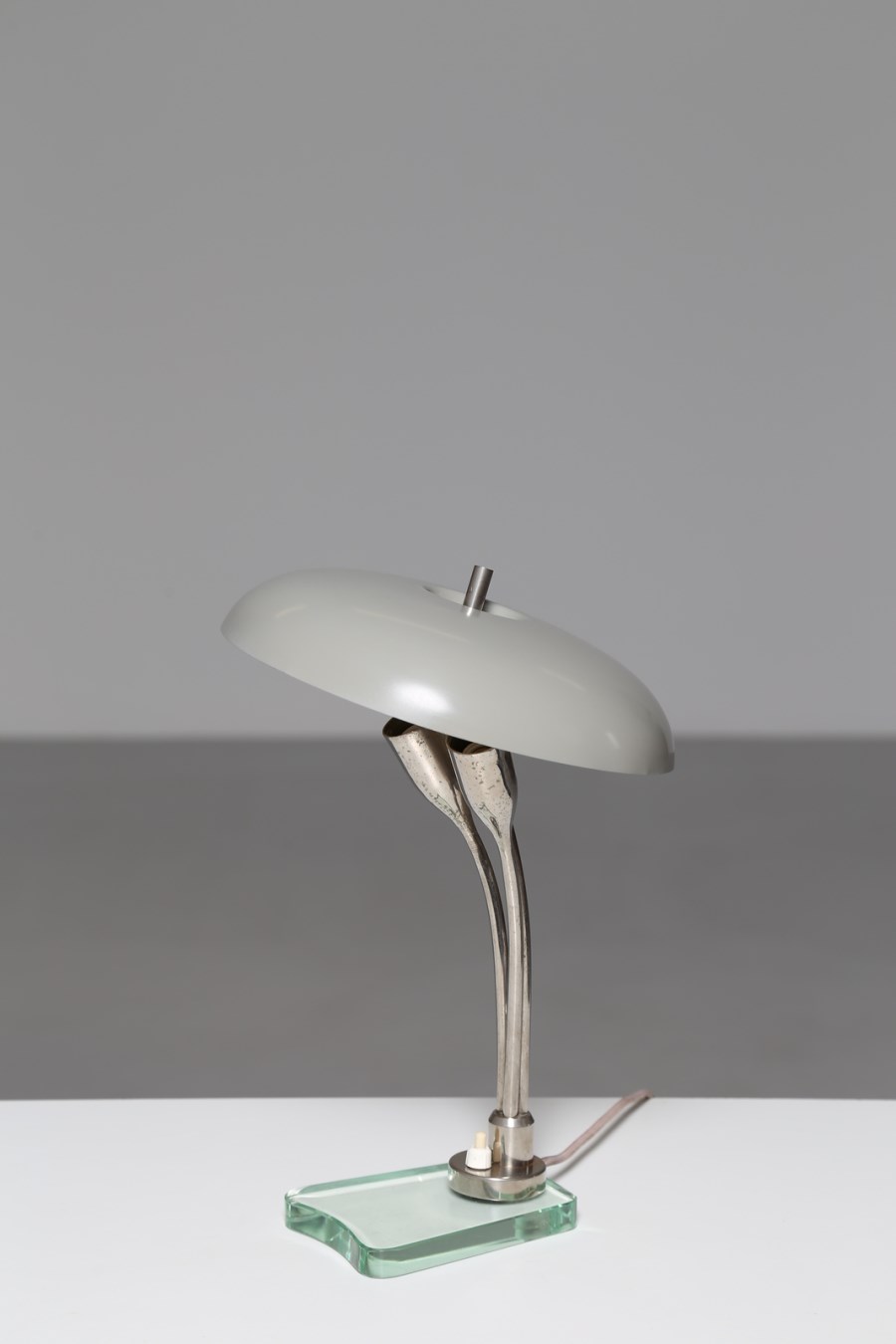 Attrib. Lampada da tavolo in metallo e ottone con base in vetro, per Fontana Arte, 1950 (Fontana Arte )
