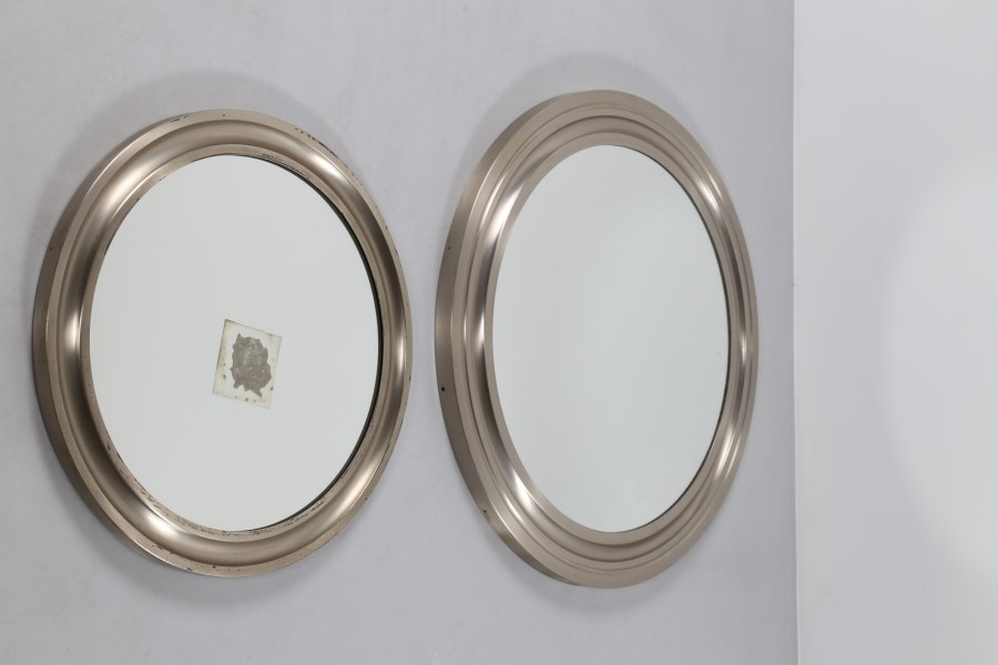 Coppia di specchi in alluminio spazzolato e vetro specchio, mod. Narciso,  per Artemide, anni 60