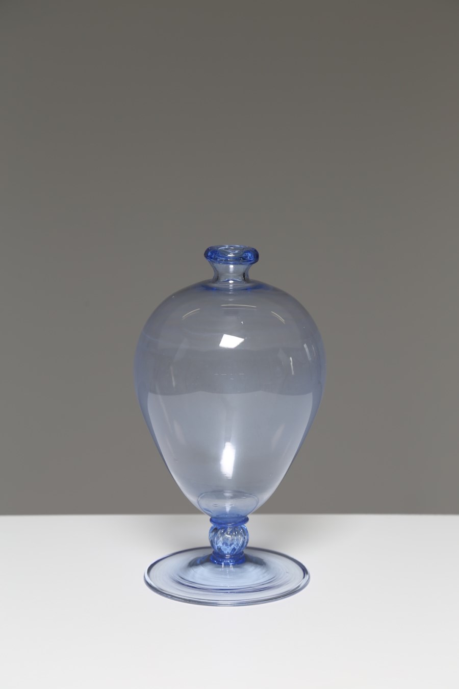 Vaso Veronese ovoidale in vetro soffiato colore acquamarina, per Venini, Murano anni 30 (Vittorio Zecchin)