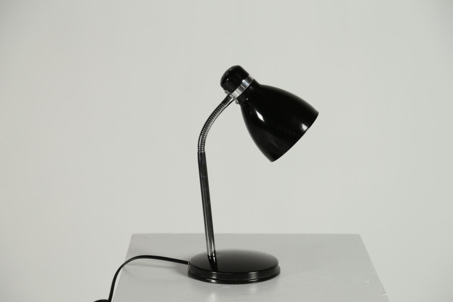 Lampada da tavolo in metallo cromato e laccato, anni 60 ( Manifattura Italiana)