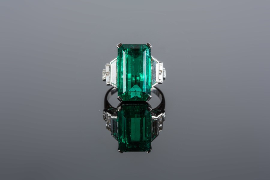 Anello in platino 1930 circa, con diamanti baguettes e smeraldo centrale ct 16.25, report Gubelin n. 13100238. (Nessun autore )