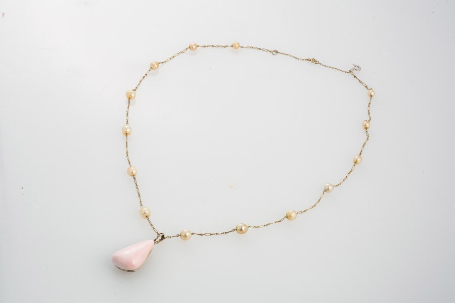 Collana 1910 circa con perle naturali e conch pearl di cts 20 circa e diamanti.  (Nessun autore )
